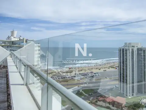 Espectacular Penthouse en venta a pasos del mar. 3 dormitorios + dependencia. Playa Brava.