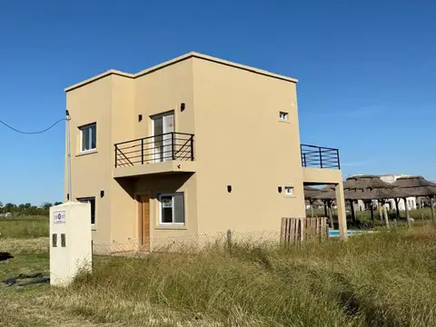 VENTA CASA 4 AMBIENTES CON PILETA A ESTRENAR