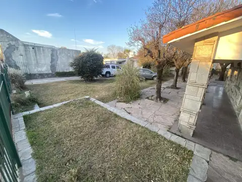 Casa 8 ambientes con 2 baños