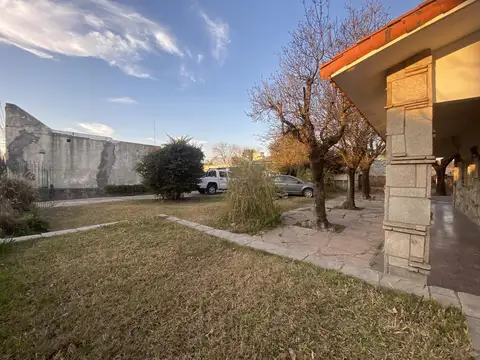 VENTA CHALET DE 4 DORMITORIOS CON 1.000M2 A RECICLAR