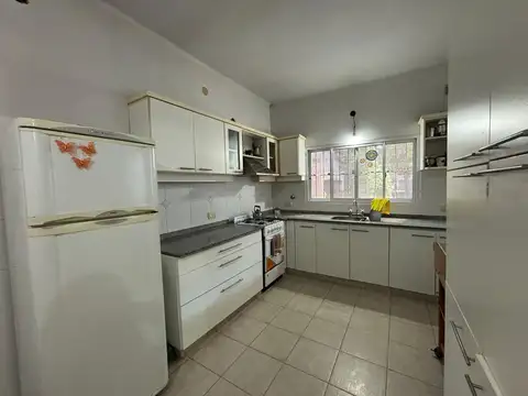 CASA 3 DORMITORIOS, COCHERA Y JARDIN. FISHERTON