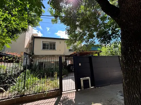 CASA 3 DORMITORIOS, COCHERA Y JARDIN. FISHERTON