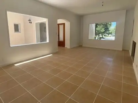 Casa 6 ambientes con 4 baños