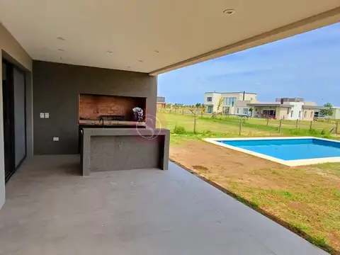 Casa 5 ambientes con 4 baños