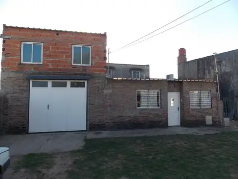 CASA DE 3 DORMITORIOS, GARAJE Y JARDIN