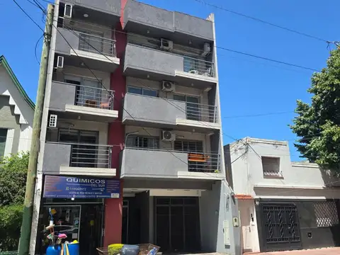 Cochera en el centro de Banfield