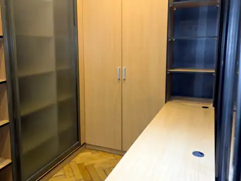 Importante oficina 150 m2 en una sola planta, con una cochera fija en el edificio, 2 baños y coc amplia, totalmente equipada con muebles y divisiones de las distintas áreas de trabajo  -  APTA PARA INGRESAR SIN INVERSION ADICIONAL