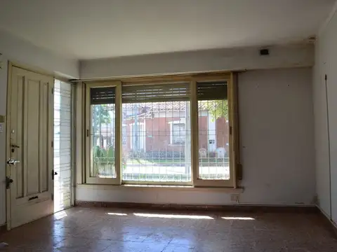 Casa 5 ambientes con 1 baño