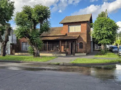 Excelente ph totalmente independiente Chalet Clásico de 4 Amb c patio y cochera p 2 autos