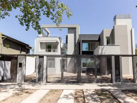 Casa de 3 dormitorios a estrenar frente al Colegio Mirasoles