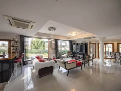 Casa 6 ambientes con 5 baños