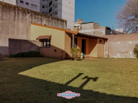 Excelente Chalet en zona I.Ubicado a 2 cuadras de la playa.Ideal inversión.