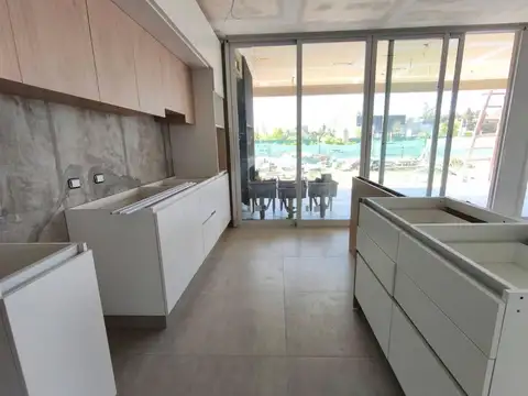 Casa en Alquiler con 2 cocheras