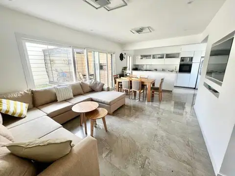 Casa 5 ambientes con 3 baños