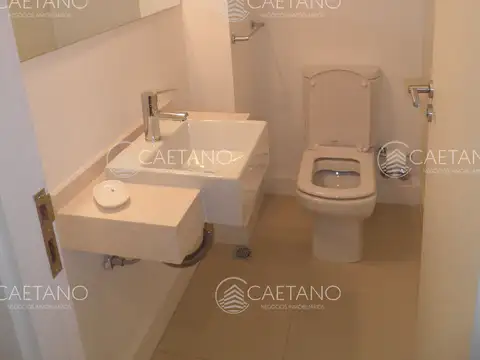 Lindo apto. con vista al bosque y terraza con parrillero