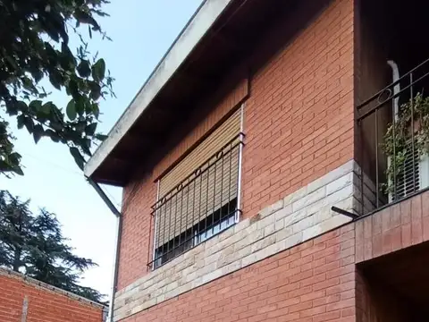 Casa 6 ambientes con 2 baños