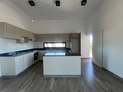 CASA EN VENTA EN CANNING CON COCHERA, PILETA