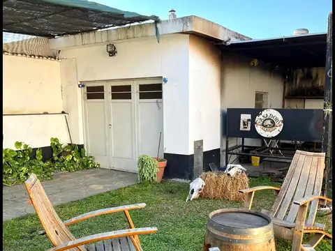 Casa de tres ambientes, excelente estado,  frente con jardin,  garage para 4 autos