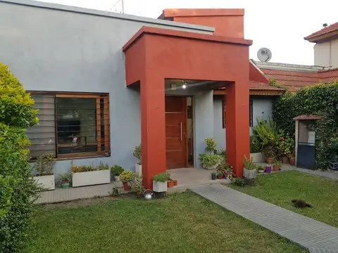 OPORTUNIDAD! HERMOSA CASA DE 5 AMB. JARDIN Y COCHERA EN PADUA NORTE 160M2, TODO A NUEVO