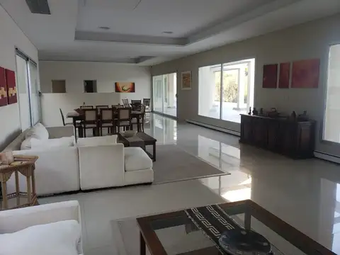 Casa 5 ambientes con 5 baños