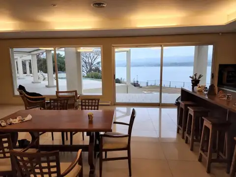 Casa en Venta con 3 cocheras