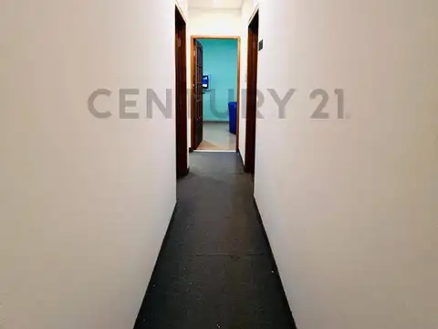 Oficina 5 ambientes con 2 baños
