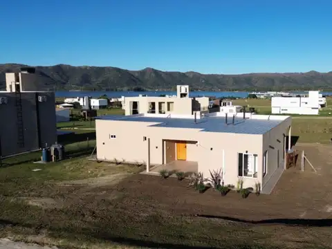 Casa 6 ambientes con 2 baños