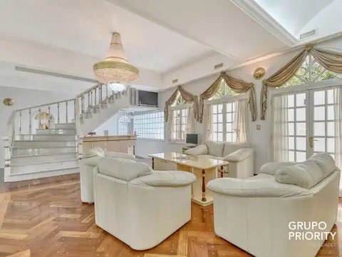 Casa en Venta con 6 cocheras