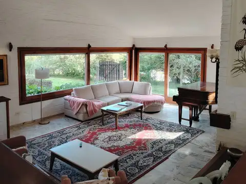 Casa en Alquiler con 2 cocheras