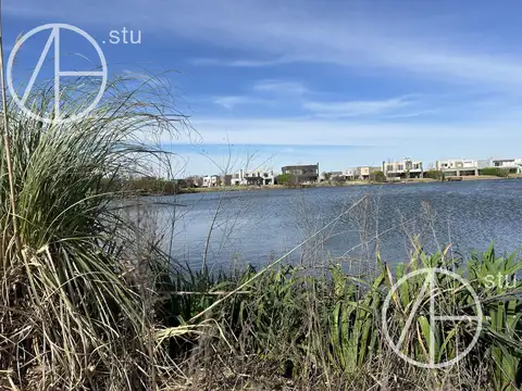 Lote en venta a la laguna principal del barrio Puerto de El Cantón. Escobar