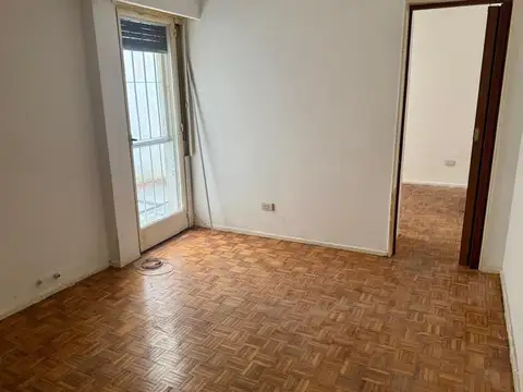 Av. Avellaneda 200, Piso 1