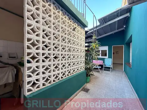Caseros 2941. Casa en lote propio con 4 dormitorios y doble living-comedor.