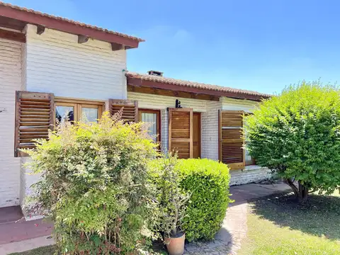 Venta Casa - Roque Perez 4 habitaciones, jardín, quincho, pleno centro