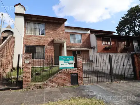 Casa en venta de 6 ambientes con patio en El Palomar.