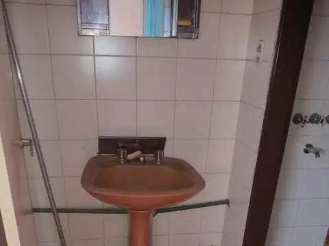 Galpón en zona semi industrial (Paso 600 - Morón)