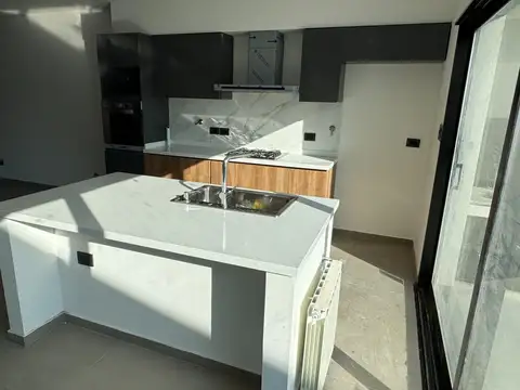 Casa sobre lote de 8.66 x 43.5 en Excelente zona