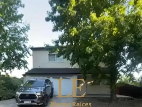 Casa en Alquiler con 2 cocheras