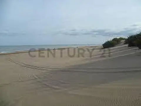 Lote de terreno de 450 m2 con un frente de 15 m. Está ubicado en la manzana 14 de la Sección G...