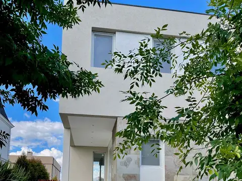 Casa en Alquiler con 2 cocheras