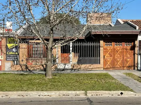 Casa 4 ambientes con una cochera en Bernal