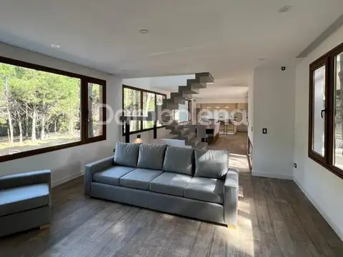 Casa 5 ambientes con 4 baños