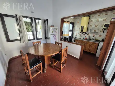 Venta de casa de 3 ambientes con cochera y patio en Quilmes
