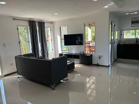 Casa 3 ambientes con 2 baños