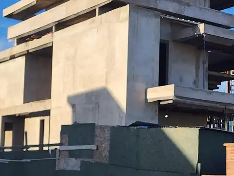 Casa 7 ambientes con 5 baños