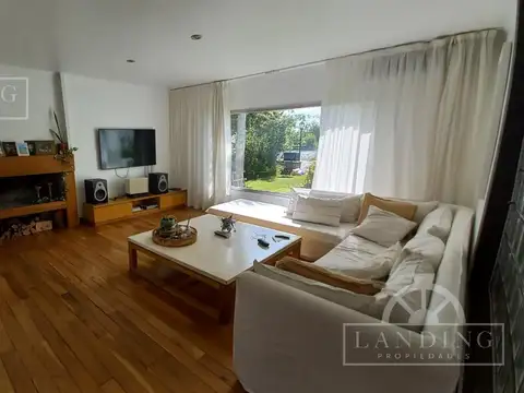 Casa moderna frente a la laguna y próxima a acceso Bancalari
