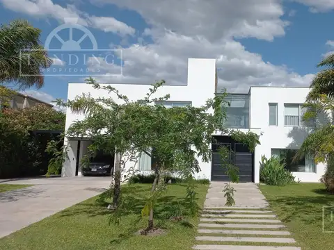 Casa moderna frente a la laguna y próxima a acceso Bancalari