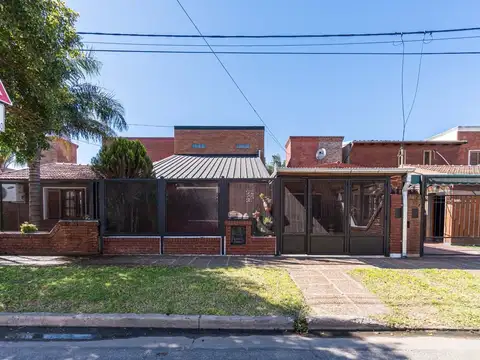 Casa 3 dormitorios en venta en barrio Azcuenaga