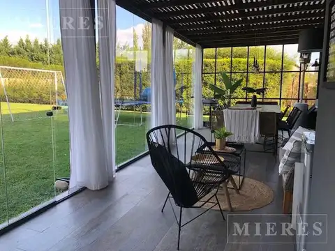 Casa en Venta con 2 cocheras