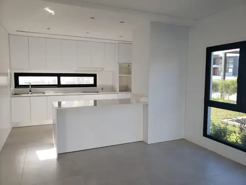 Casa 4 ambientes con 3 baños