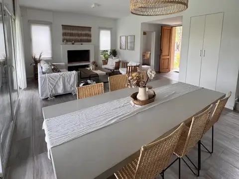 Casa 4 ambientes con 2 baños